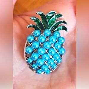 Cute pineapple broach. Blue/silver. New